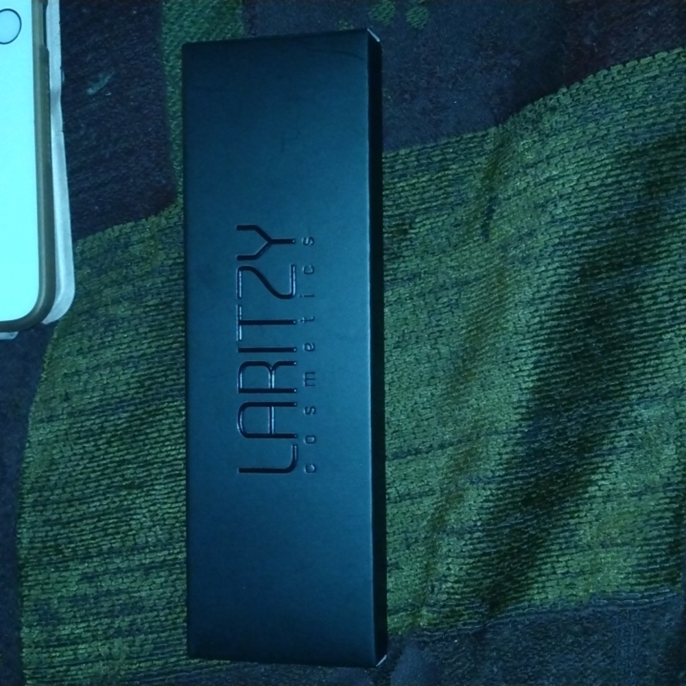 Laritzy eyeshadow palette